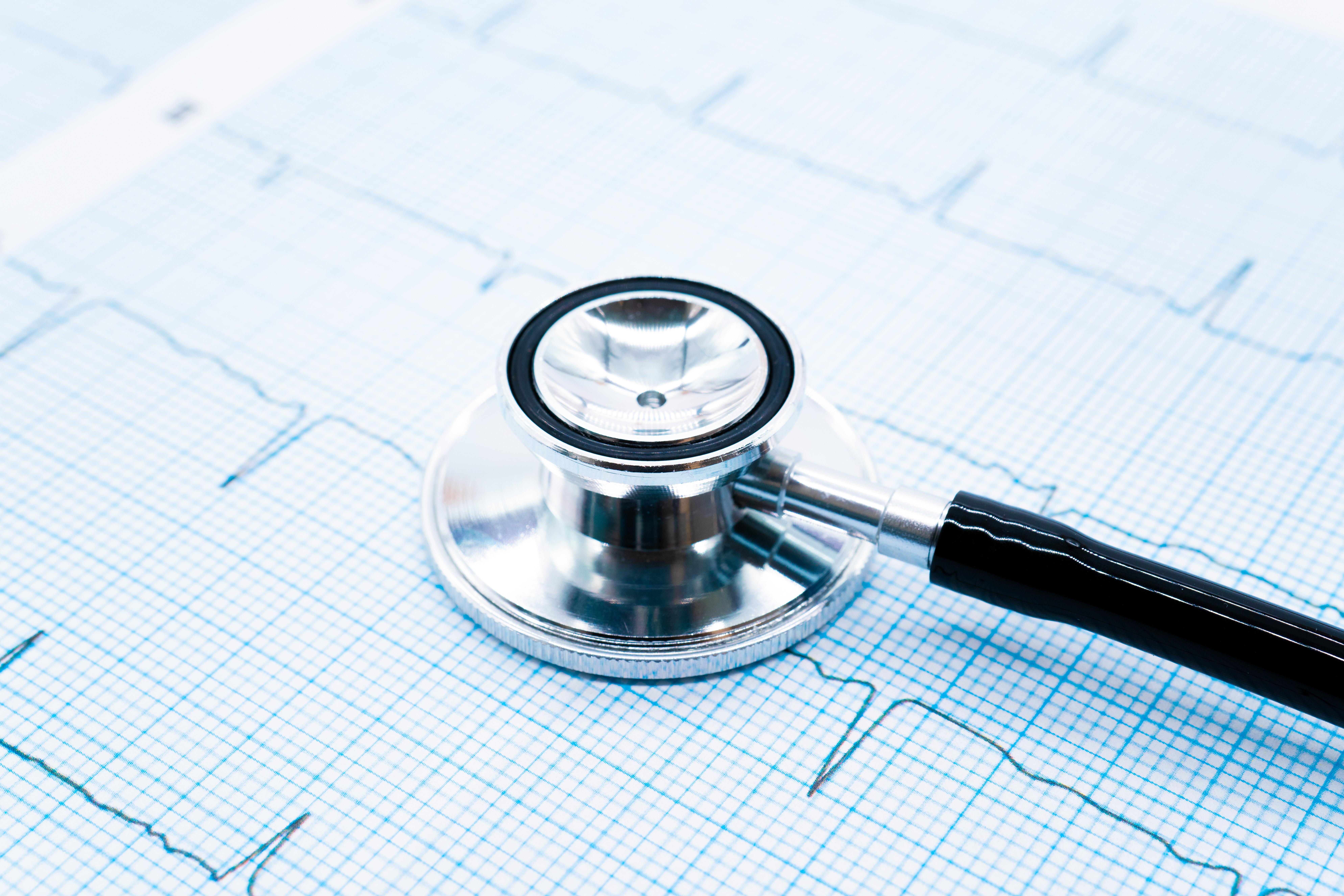 クリニック受付 スタッフが笑顔で患者対応