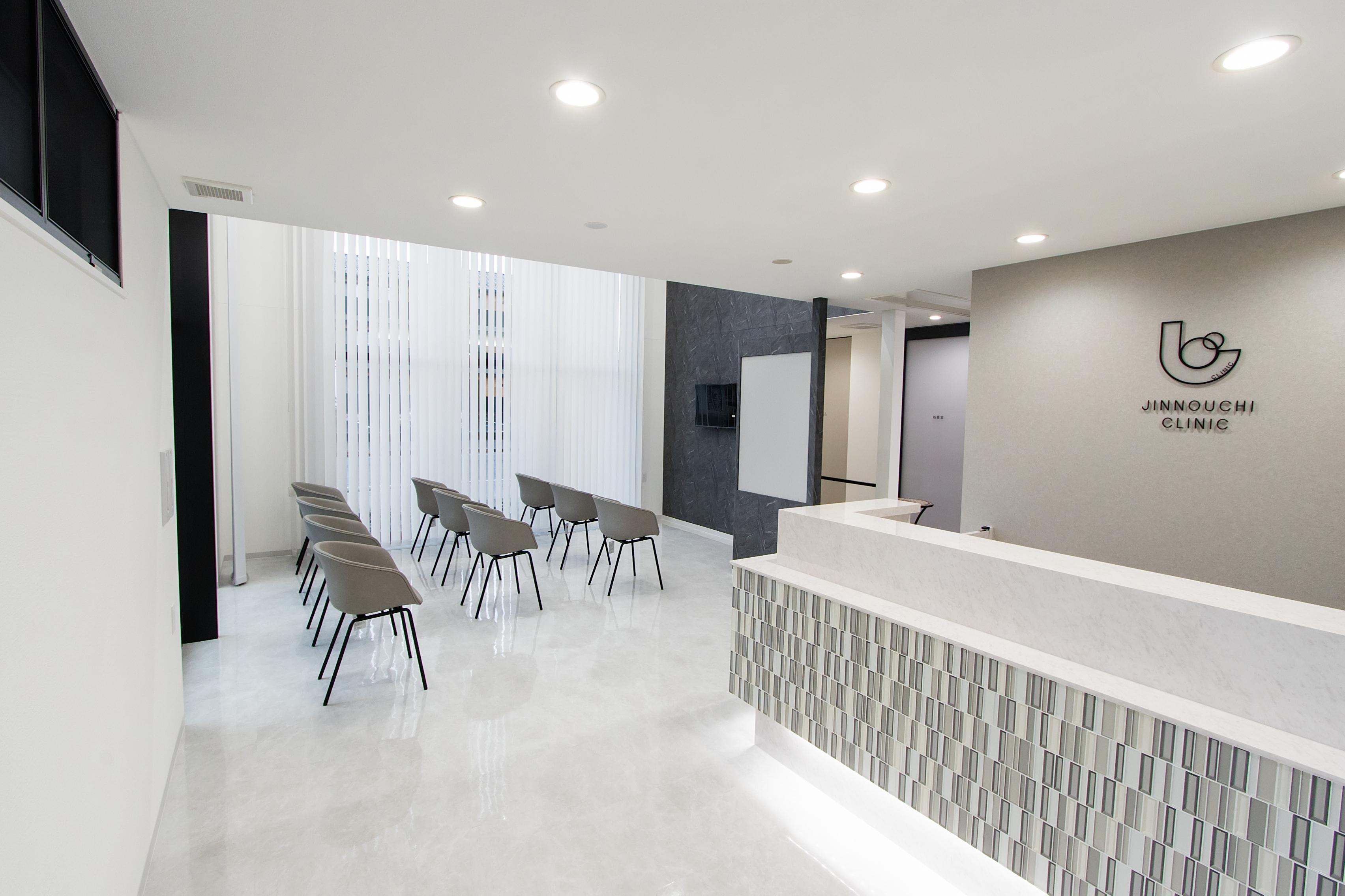 診察室の耳鼻喉 検査機器と医師による説明 クリニック内観