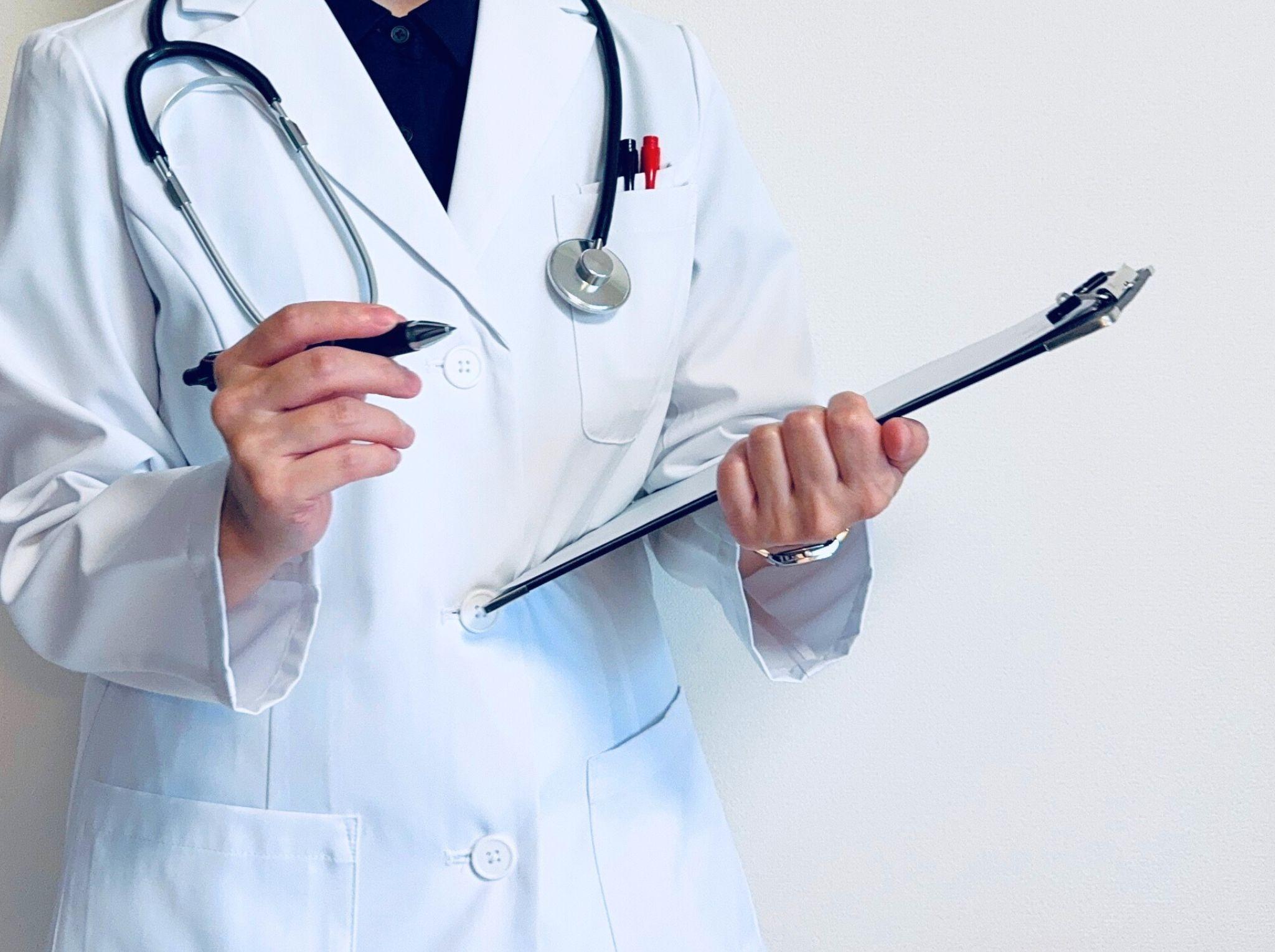 内科 診察 健康相談 外来 医師と患者の対話