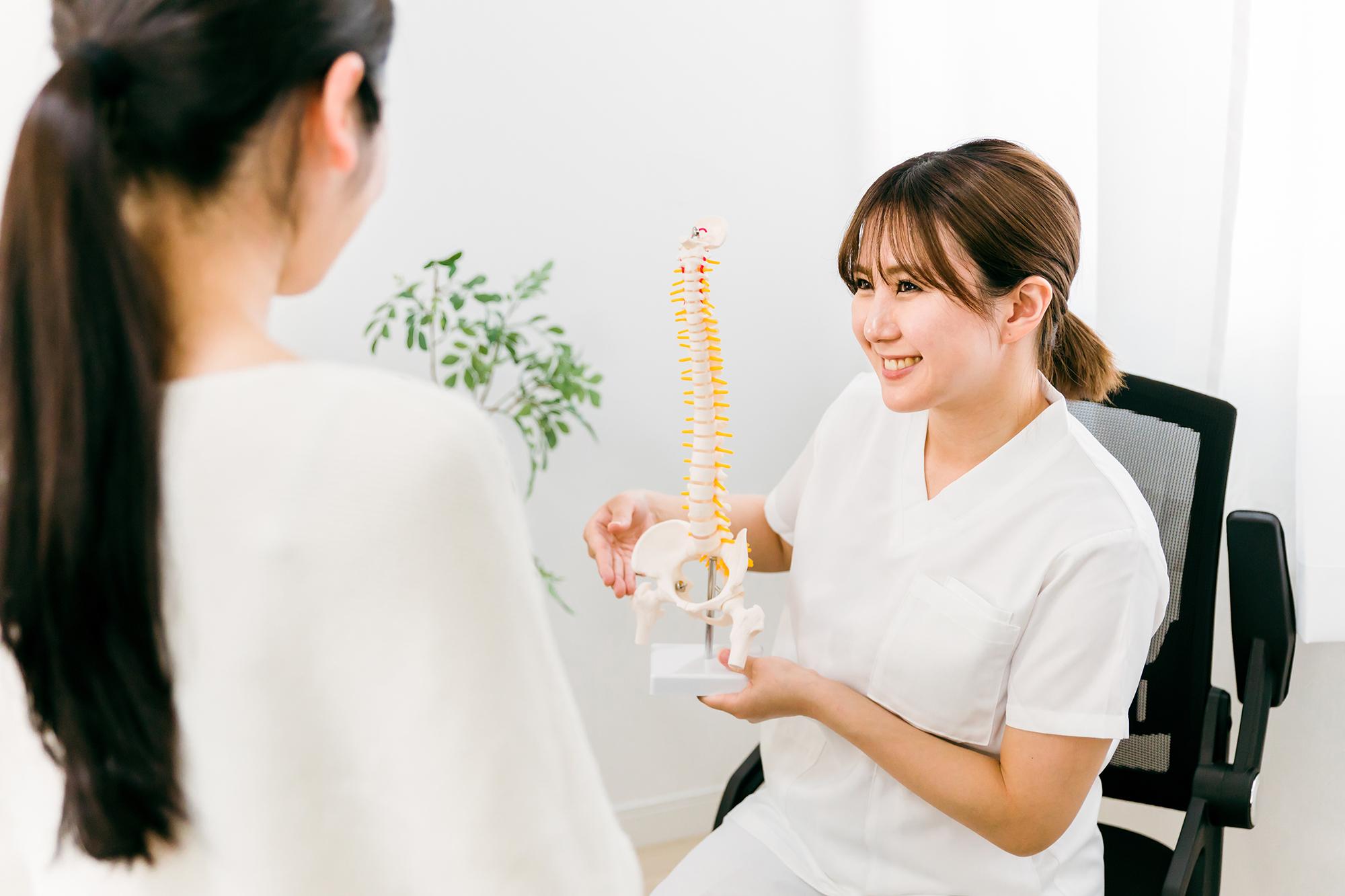 クリニック受付 スタッフが笑顔で患者対応